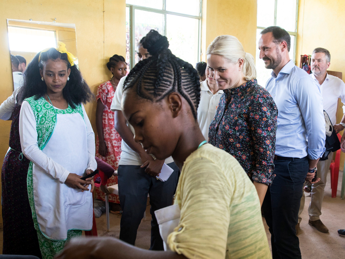 Crown Prince Haakon and Crown Princess Mette-Marit visited vocational workshops in wood and metal-working, cooking and beautician training. Photo: Vidar Ruud, NTB scanpix